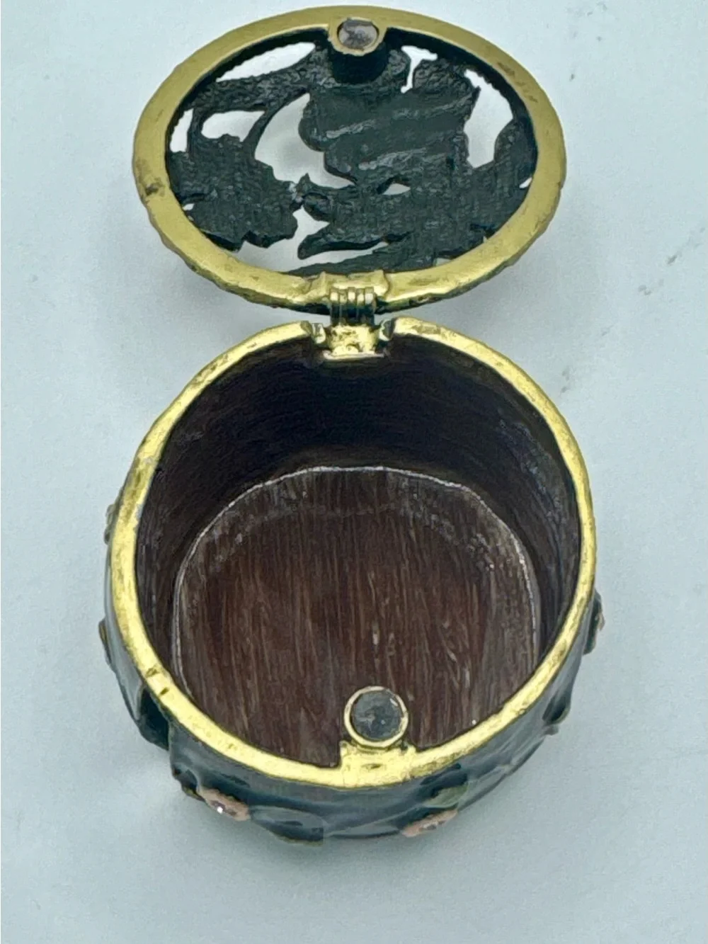 No brand charming round